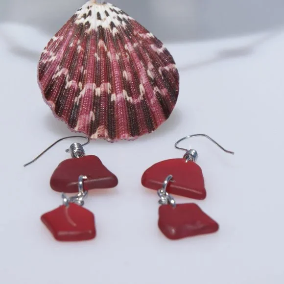 Red Sea Glass set with Pecten Sea Shell - Picture 3 of 6